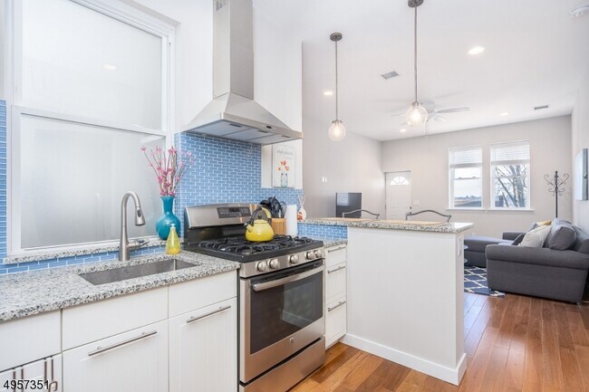 Building Photo - 82 Hackensack St