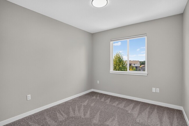 Building Photo - 18055 SE Bluff Rd