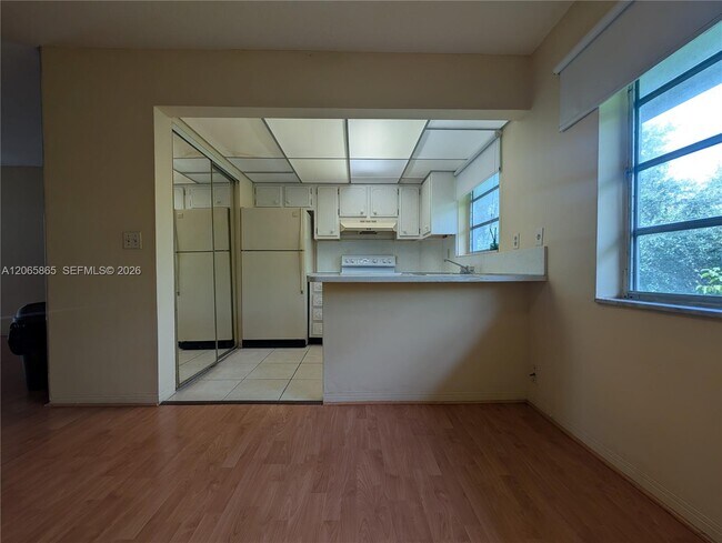Building Photo - 900 Tallwood Ave