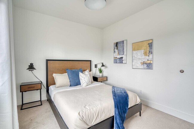 Building Photo - 4980 N Vancouver Ave