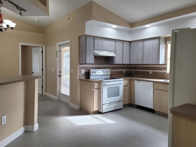 Building Photo - 3/2/2 Rental Home located centrally in Spring Hill FL 34609