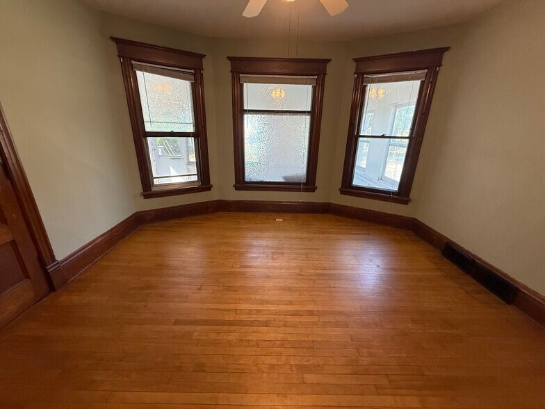 Building Photo - 1915 University Ave