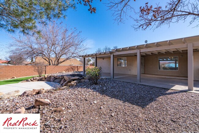 Building Photo - Spacious 3 Bedroom Single-Level Home in Bl...