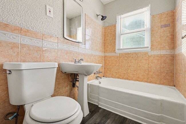 Building Photo - Beautiful 3 Bedroom 1 Bathroom Home in Kansas City!