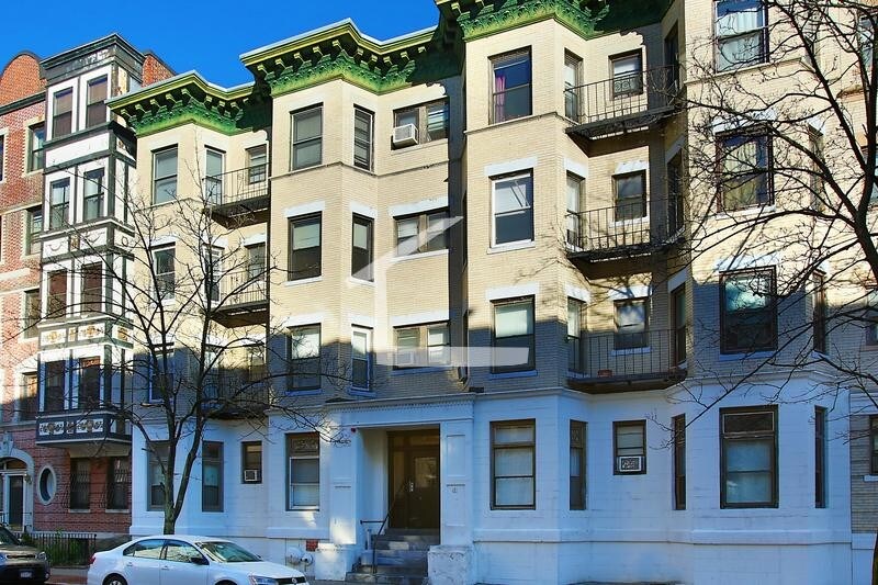 Building Photo - 65 Burbank St
