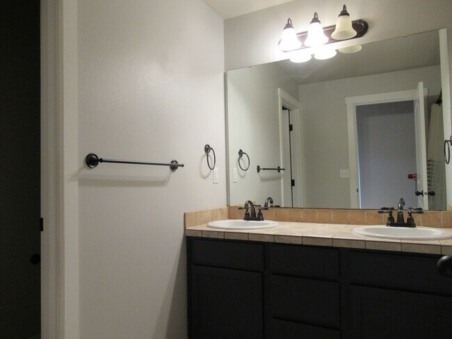 Building Photo - Gorgeous 5 bedroom 2.5 bath home in Lakeland Hills