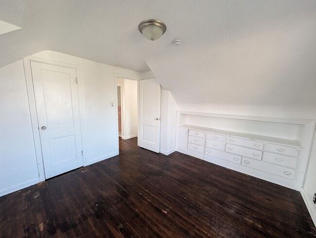 Building Photo - 3-Bedroom, 1-Bathroom Home – $1,250/Month | Accepting Section 8