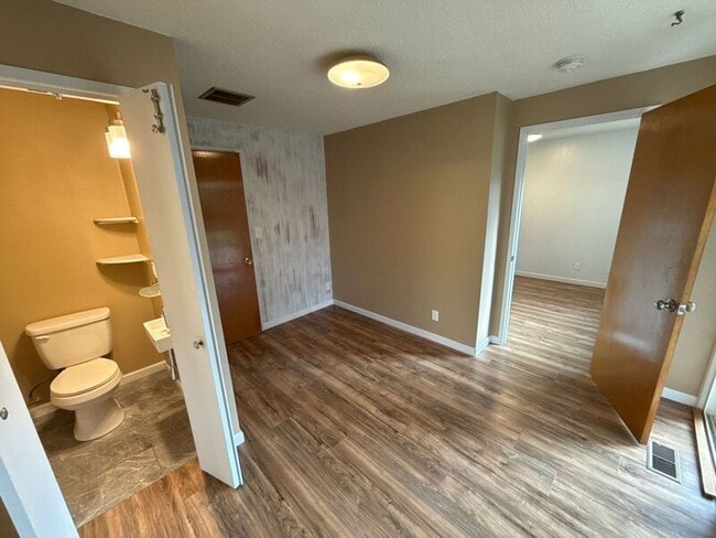 Building Photo - 1650 NW Highland Dr