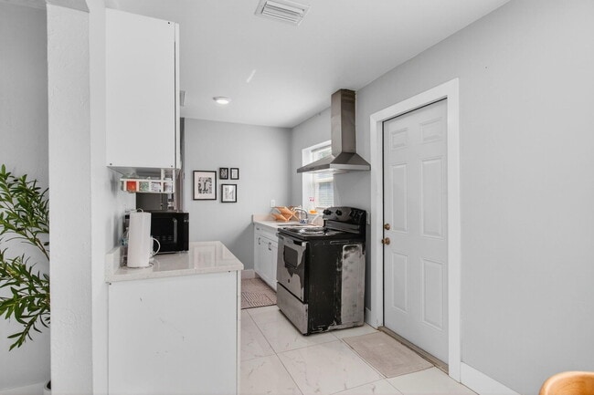 Building Photo - 614 N E St