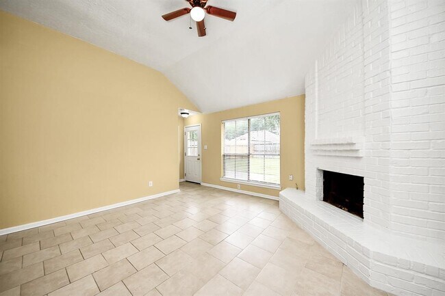 Building Photo - 2614 Village Cir Dr
