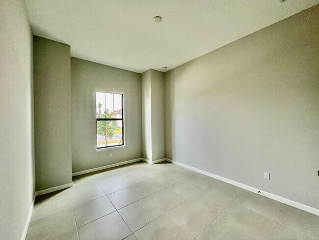 Building Photo - VERANDA GARDENS BRAND NEW HOME