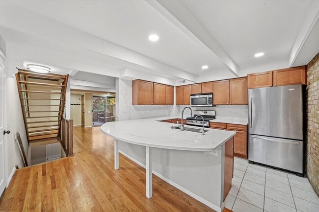 Building Photo - 406 S Lageschulte St