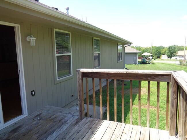 Building Photo - Great 3BR 2BTH Rancher Near Lake Shawnee
