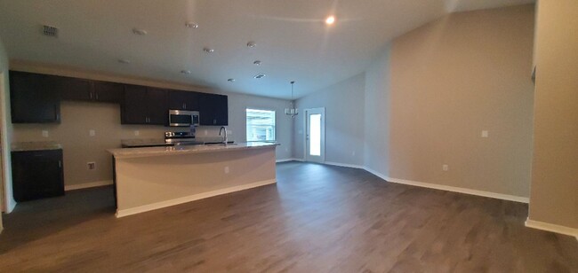 Building Photo - Like New!! 4-Bedroom, 2-Bathroom in Lakeland