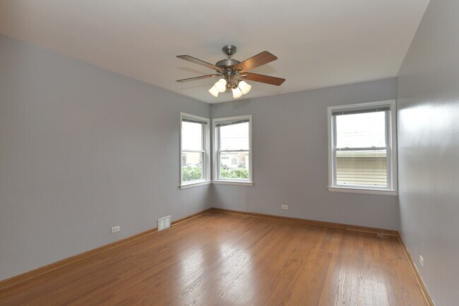 Building Photo - 4914 Louise St