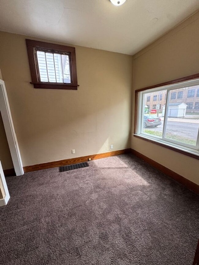 Building Photo - 420 Maxine Dr