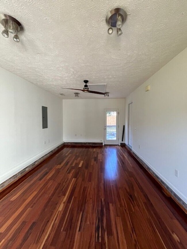 Building Photo - Recently Renovated Home in Wilmington