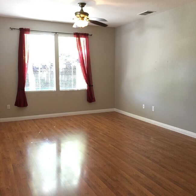 Building Photo - Updated Roseville Home