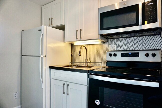 Primary Photo - RENOVATED, PENTHOUSE VIEWS - Studio Unit i...