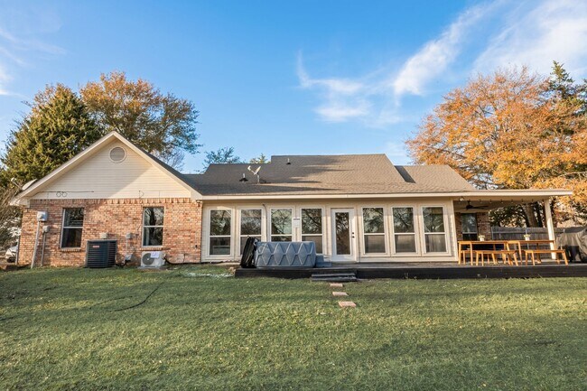 Building Photo - Lakefront Luxury Retreat, 5 Beds, 3 Baths, Quiet Gated Community.