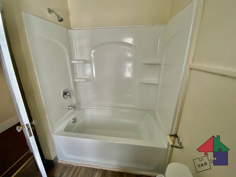 Building Photo - 22 Lincoln Ave