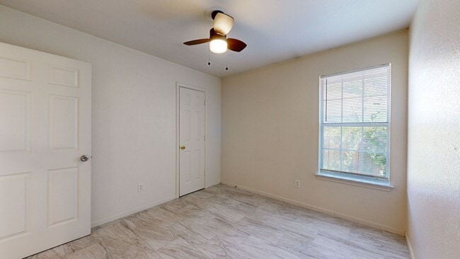 Building Photo - ALL TILE 3 BEDROOM DUPLEX ONLY $1,350 BY A...