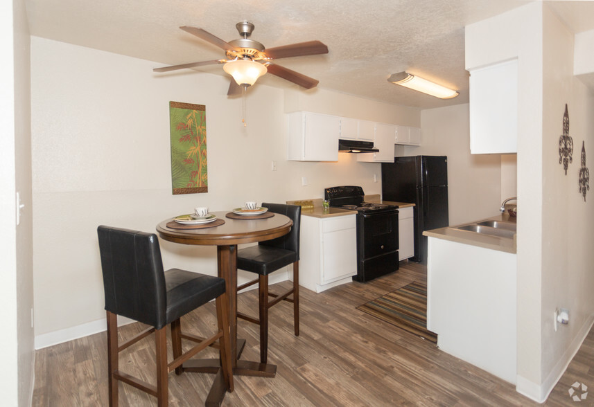 2BR 2BA- Kitchen - Entrada Pointe