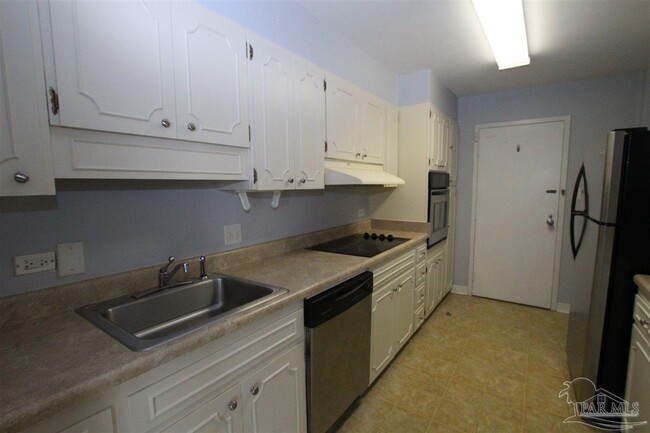 Building Photo - 825 Bayshore Dr
