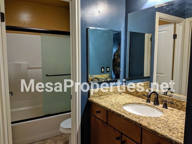 Building Photo - Very Nice 2 Bed 2 Bath Apartment in Ontario