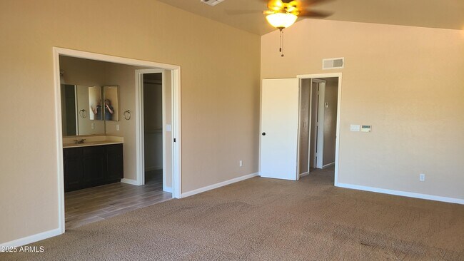 Building Photo - 1002 E Hearne Way