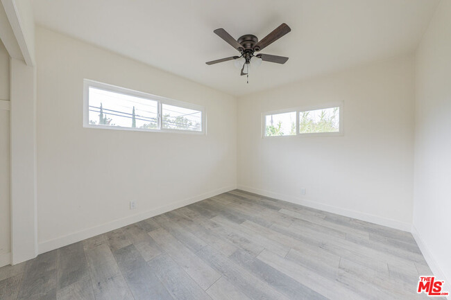 Building Photo - 10039 Haines Canyon Ave