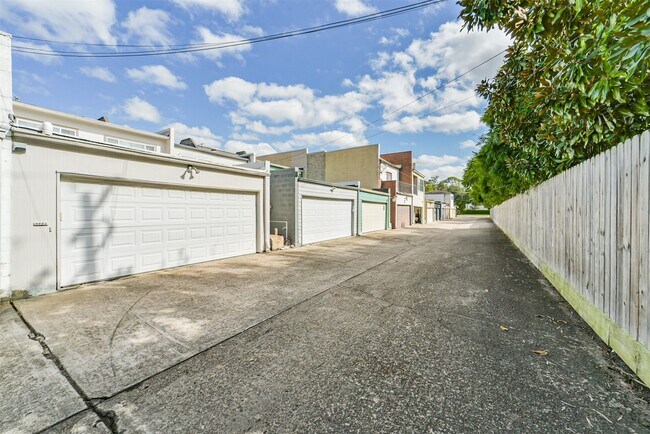 Building Photo - 4521 Acacia St