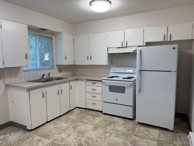Building Photo - 4 Bedroom home
