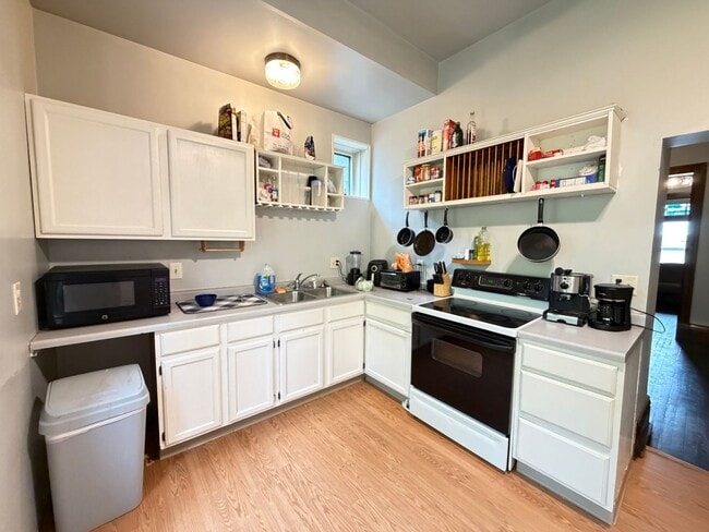 Building Photo - Large 3 Bedroom Open July 1st!