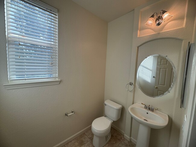 Building Photo - Spacious 2 Story Near Trails & Rose Park