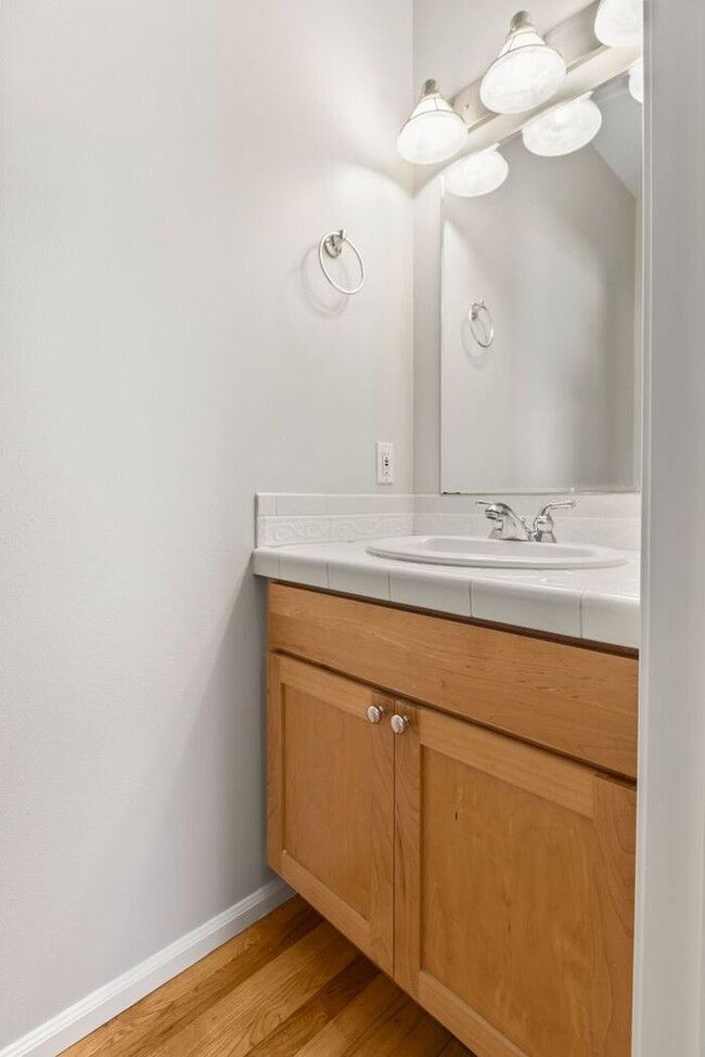 Building Photo - Charming AIR CONDITIONED Alki Townhome