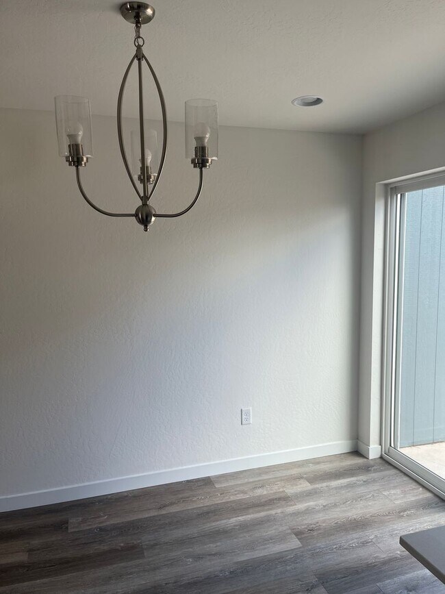 Building Photo - 2 Bedroom 1.5 Bath Townhouse