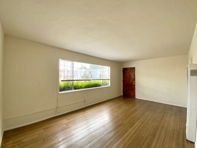 Building Photo - NEWLY RENOVATED Unit, w/ HIGH CEILINGS, Sp...