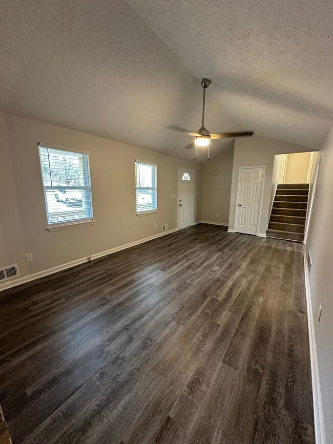 Building Photo - Beautifully renovated three bedroom, two b...