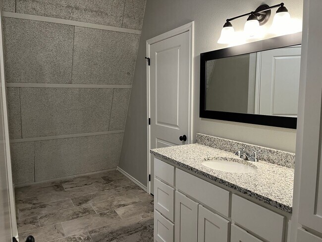 Building Photo - The Courtyard Lofts ~ Two Bedroom Apartment