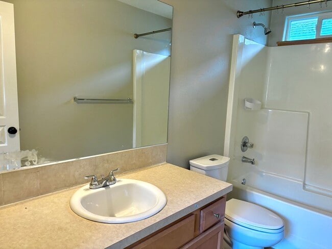 Building Photo - Montavilla 3 bed, 2 1/2 bath house