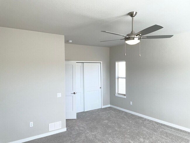 Building Photo - Townhome w/ All the Bells and Whistles!