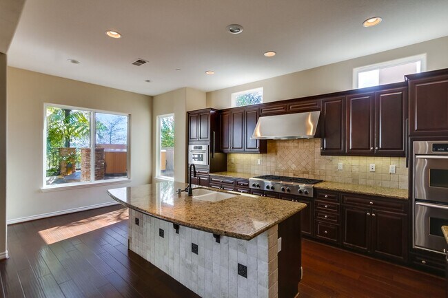 Building Photo - Beautiful 4 bedroom, 4.5 bathroom Home in the Varadero Community