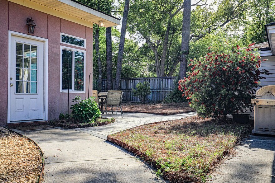 Building Photo - 5415 Speir St