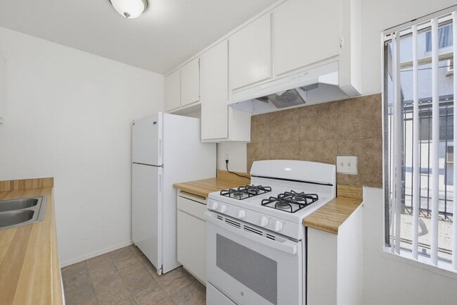Building Photo - 6907 Whitsett Ave