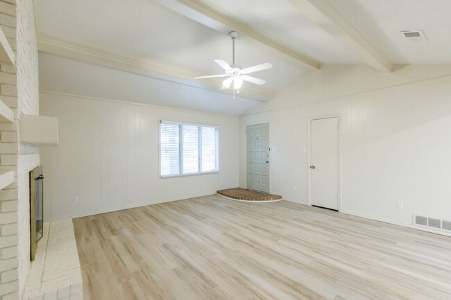 Building Photo - Beautifully Updated Duplex in South Lubbock!