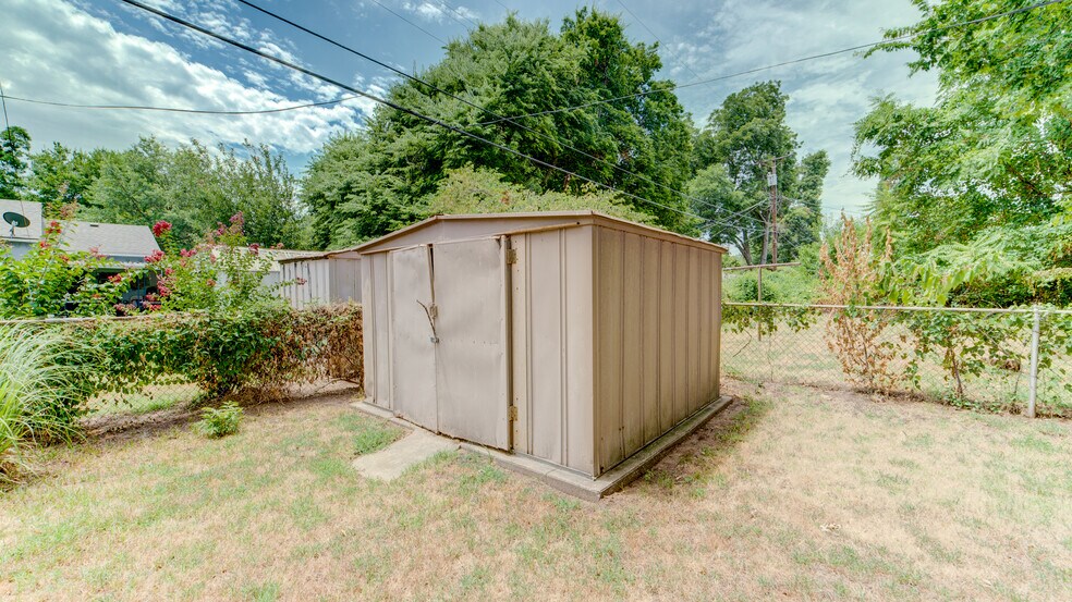 Building Photo - 56 E 52nd St