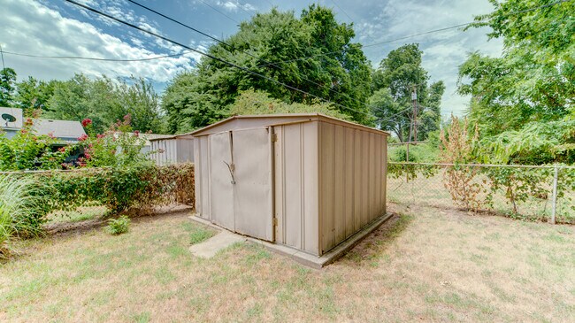 Building Photo - 56 E 52nd St