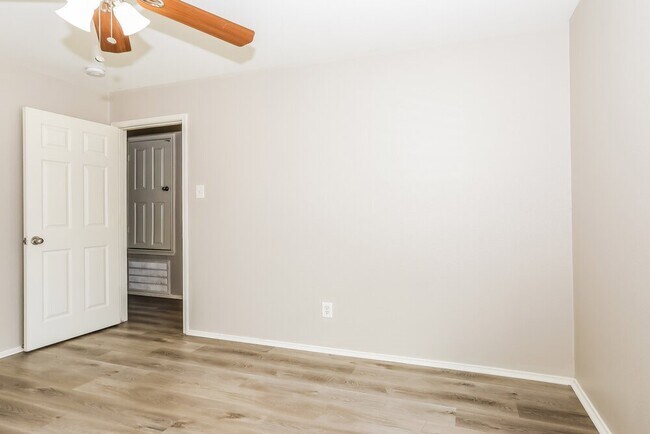 Building Photo - 16770 N Thrasher Dr