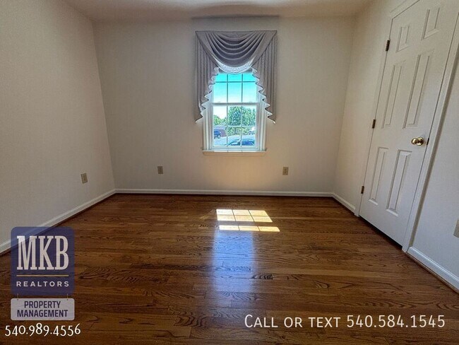 Building Photo - 5175 Lakeland Dr